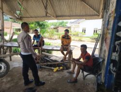 Polantas Menyapa Warga, Satlantas Polres Way Kanan Edukasi Penggunaan Helm di Gistang
