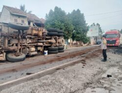 Satlantas Polres Way Kanan Bergerak Cepat Menangani Laka Tunggal Truk Tronton di Jalinsum Gunung Katun