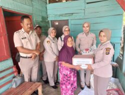 HUT KORPRI Tahun 2025, ASN Polres Way Kanan Salurkan Bansos ke Warga