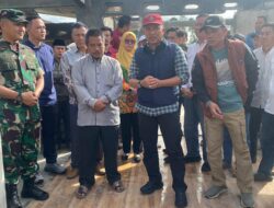 Bupati Parosil Serahkan Bantuan Korban Kebakaran Pekon Canggu