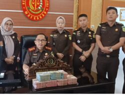 Kejari Way Kanan Serahkan Dua Tersangka Kasus Dugaan Korupsi BSPS, Negara Terima Pengembalian Rp546 Juta
