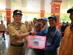 Pemkab Lambar Serahkan 10 Hand Trakrtor ke Kelompok Tani.