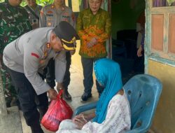 Hari Bhayangkara ke 80, Kapolres Salurkan Bansos Kepada Warga Lansia di Sriwijaya