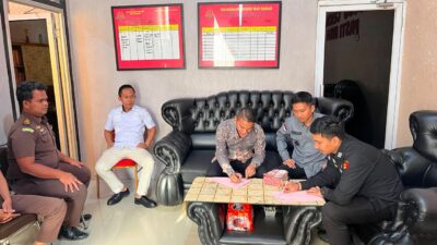 KEJAKSAAN NEGERI WAY KANAN TERIMA PEMBAYARAN DENDA RP 100 JUTA DARI DUA TERPIDANA KASUS KORUPSI SPAM PAKUAN RATU