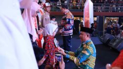 Bupati Parosil Kembali Bagikan Seragam Sekolah Gratis