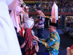 Bupati Parosil Kembali Bagikan Seragam Sekolah Gratis